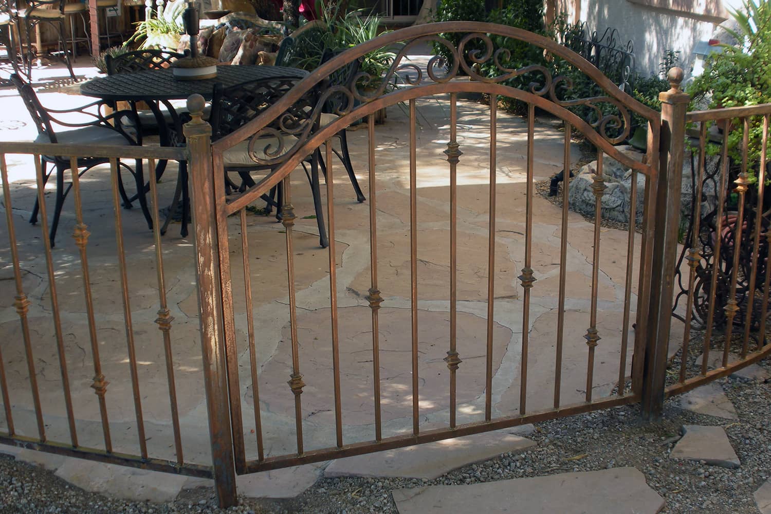 Full-Bell Arched Single Gate